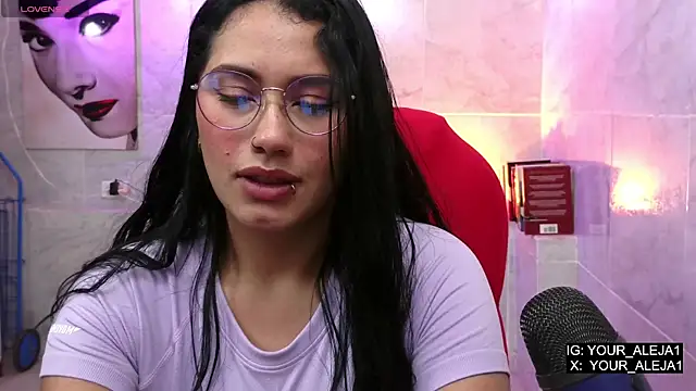 LauraRuiz1 online show from 05-15-26, 11:01