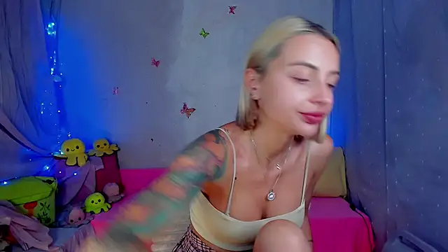 Snapshot of LickLizzy chatting on 06-20-26, 08:11 LickLizzy online show from 06-20-26, 08:11