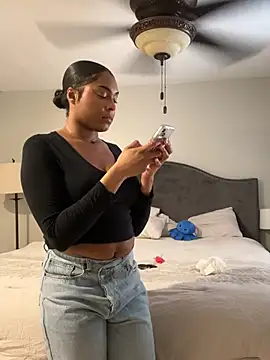 Snapshot of CandyLuxxxx chatting on 02-11-25, 09:03 CandyLuxxxx online show from 02-11-25, 09:03