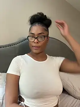 Snapshot of CandyLuxxxx chatting on 03-05-25, 10:32 CandyLuxxxx online show from 03-05-25, 10:32