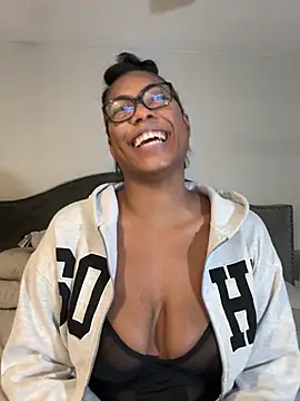 Snapshot of CandyLuxxxx chatting on 03-09-25, 03:01 CandyLuxxxx online show from 03-09-25, 03:01