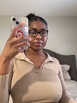 Snapshot of CandyLuxxxx chatting on 03-16-25, 08:32 CandyLuxxxx online show from 03-16-25, 08:32