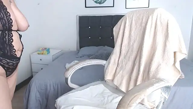 selena yourmilf online show from 04-14-26, 02:34