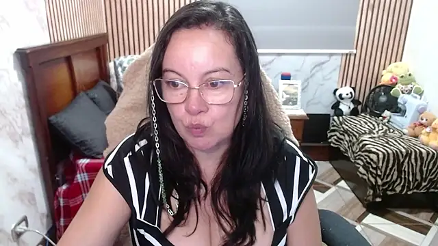 Sonialorens  online show from 04-13-26, 04:23