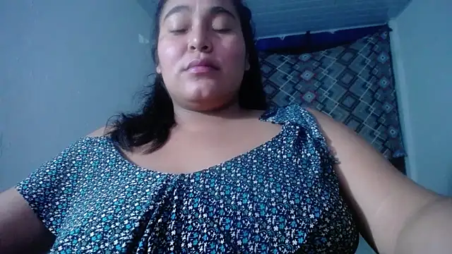 Snapshot of sirena_15 chatting on 04-23-26, 05:30 sirena 15 online show from 04-23-26, 05:30