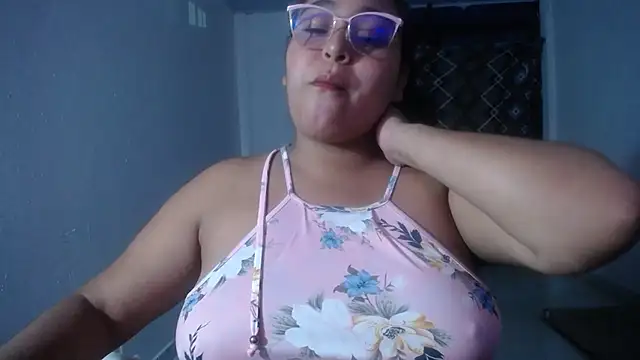 Snapshot of sirena_15 chatting on 04-25-26, 05:21 sirena 15 online show from 04-25-26, 05:21