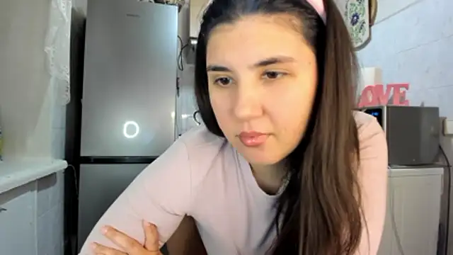 Snapshot of MiaMarrone chatting on 12-19-25, 07:54 MiaMarrone online show from 12-19-25, 07:54