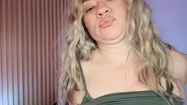 Snapshot of MarianL0ve chatting on 01-12-26, 10:20 MarianL0ve online show from 01-12-26, 10:20