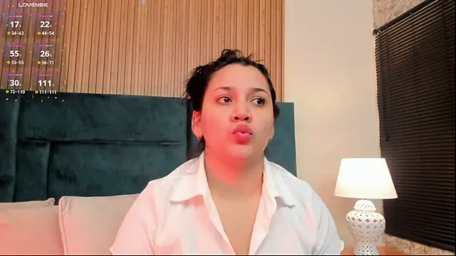 Snapshot of Kareena_chopra chatting on 07-17-26, 12:45 Kareena chopra online show from 07-17-26, 12:45