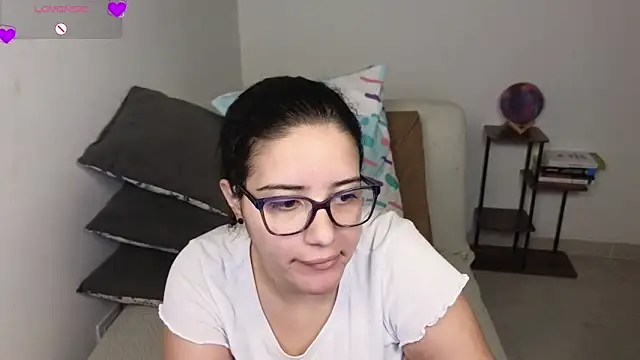 Snapshot of blue__moon_ chatting on 04-17-26, 03:53 blue moon online show from 04-17-26, 03:53