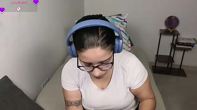 Snapshot of blue__moon_ chatting on 04-27-26, 03:26 blue moon online show from 04-27-26, 03:26