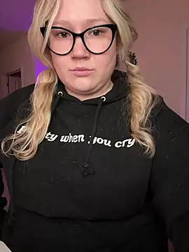 Snapshot of PiggyRose chatting on 03-16-26, 01:44 PiggyRose online show from 03-16-26, 01:44