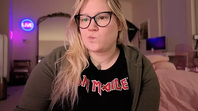 Snapshot of PiggyRose chatting on 03-21-26, 01:43 PiggyRose online show from 03-21-26, 01:43