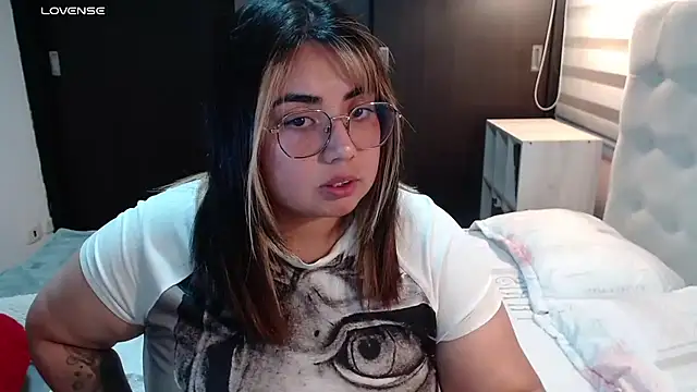 Snapshot of yini_angel chatting on 07-07-26, 06:47 yini angel online show from 07-07-26, 06:47