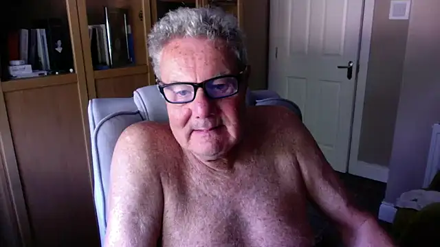 Snapshot of Oldpistolpete chatting on 07-06-26, 08:55 Oldpistolpete online show from 07-06-26, 08:55
