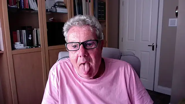 Snapshot of Oldpistolpete chatting on 07-11-26, 07:05 Oldpistolpete online show from 07-11-26, 07:05