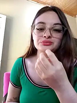 Snapshot of Emmacut chatting on 10-20-25, 04:51 Emmacut online show from 10-20-25, 04:51