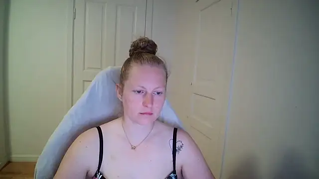 Girlnina-1995 online show from 05-18-26, 08:20