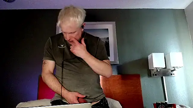 Snarfle82 online show from 12-19-25, 06:48