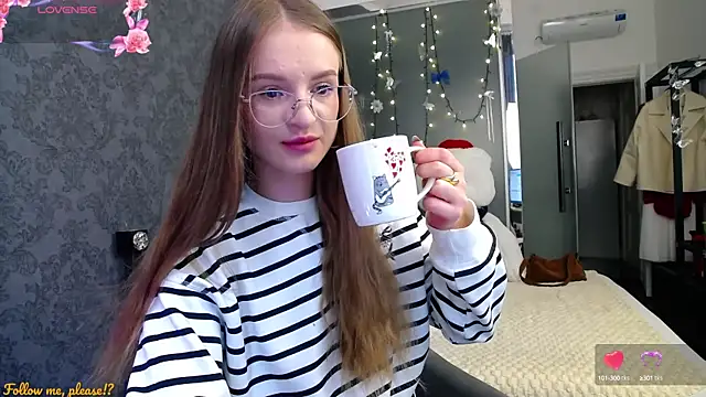 Snapshot of KateJonson chatting on 10-06-25, 11:29 KateJonson online show from 10-06-25, 11:29