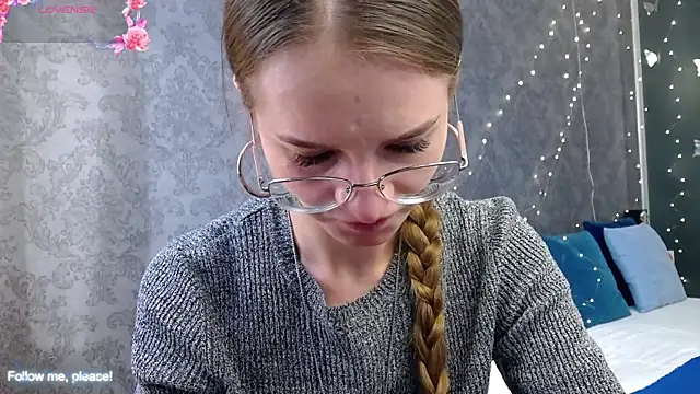 Snapshot of KateJonson chatting on 12-15-25, 11:58 KateJonson online show from 12-15-25, 11:58