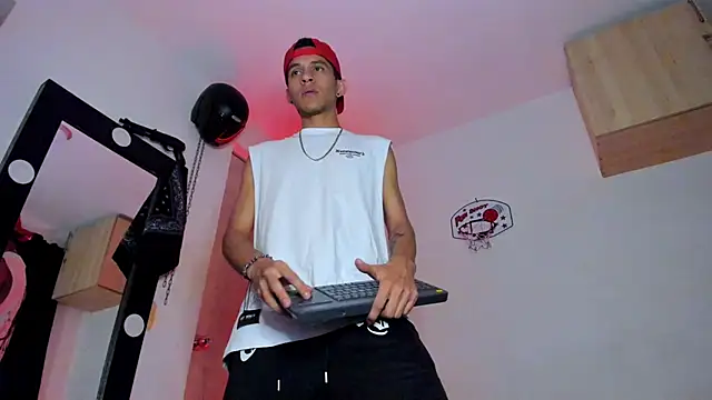 Snapshot of Samuel_Suarez chatting on 01-08-26, 01:30 Samuel Suarez online show from 01-08-26, 01:30