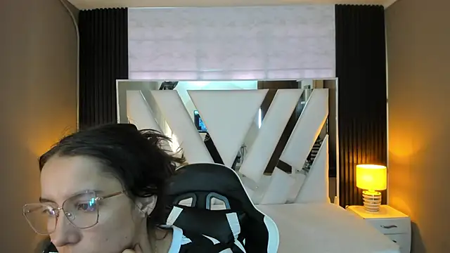 Linda4Petite online show from 12-14-25, 01:05