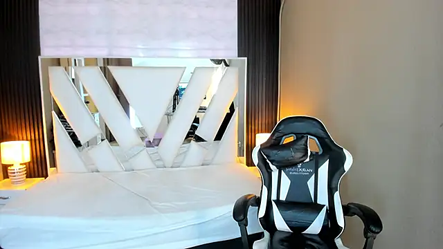 Linda4Petite online show from 03-23-26, 06:45