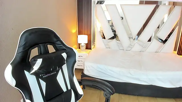 Linda4Petite online show from 04-12-26, 02:55