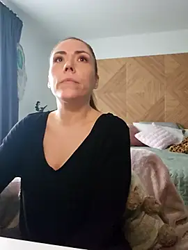 Ellie-L-Elizabeth online show from 04-13-26, 06:35