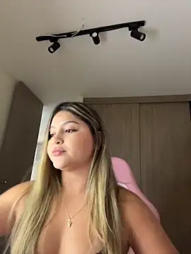 lunablossom  online show from 03-25-26, 10:27