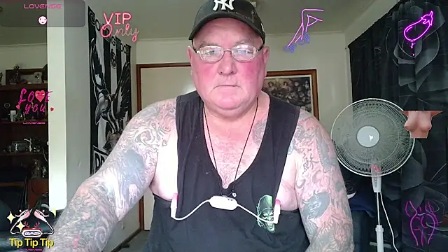 Snapshot of HOTANAL chatting on 05-18-26, 02:40 HOTANAL online show from 05-18-26, 02:40