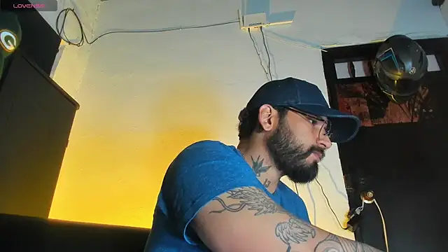 Snapshot of CamiloGray_ chatting on 12-21-25, 01:51 CamiloGray online show from 12-21-25, 01:51