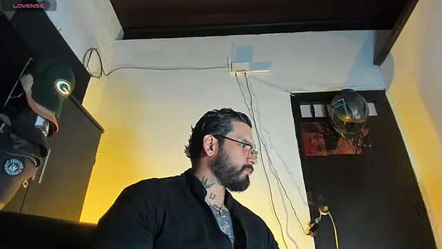 Snapshot of CamiloGray_ chatting on 12-22-25, 02:58 CamiloGray online show from 12-22-25, 02:58