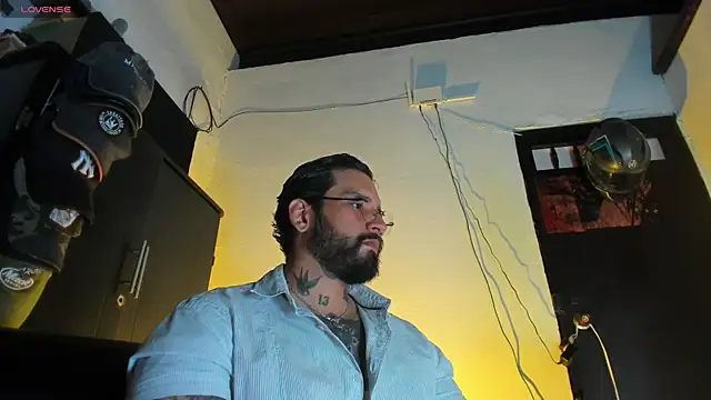 Snapshot of CamiloGray_ chatting on 01-08-26, 01:46 CamiloGray online show from 01-08-26, 01:46