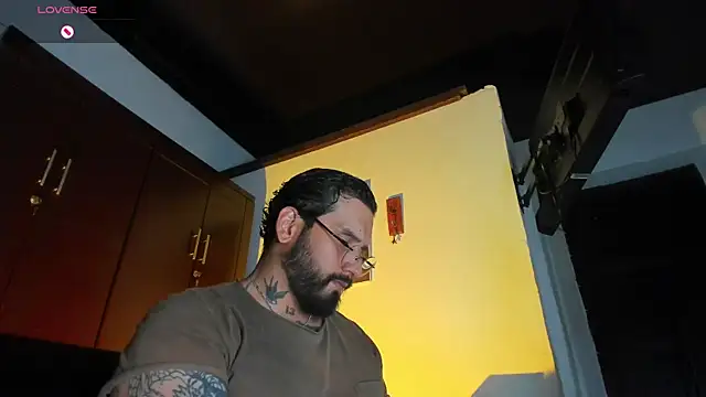 Snapshot of CamiloGray_ chatting on 01-12-26, 02:44 CamiloGray online show from 01-12-26, 02:44