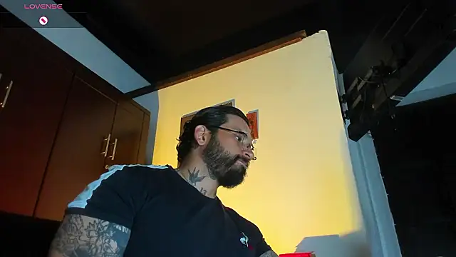 Snapshot of CamiloGray_ chatting on 02-04-26, 02:56 CamiloGray online show from 02-04-26, 02:56