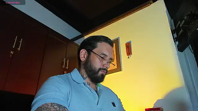 Snapshot of CamiloGray_ chatting on 02-05-26, 04:00 CamiloGray online show from 02-05-26, 04:00