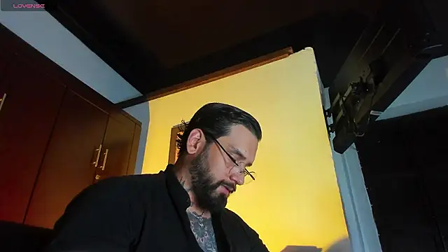 Snapshot of CamiloGray_ chatting on 02-17-26, 02:13 CamiloGray online show from 02-17-26, 02:13