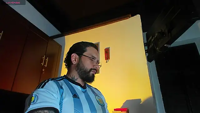 Snapshot of CamiloGray_ chatting on 02-19-26, 02:46 CamiloGray online show from 02-19-26, 02:46