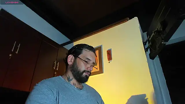 Snapshot of CamiloGray_ chatting on 02-27-26, 02:39 CamiloGray online show from 02-27-26, 02:39