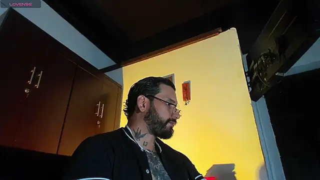 Snapshot of CamiloGray_ chatting on 03-10-26, 02:33 CamiloGray online show from 03-10-26, 02:33