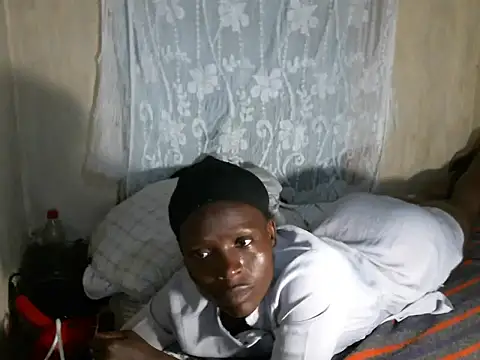 Snapshot of cute-shamza chatting on 12-17-25, 05:41 cute-shamza online show from 12-17-25, 05:41