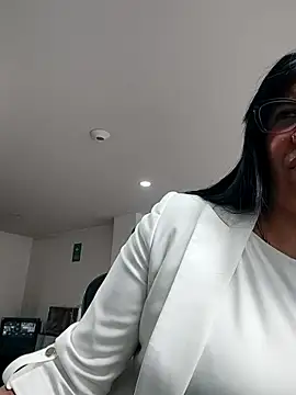 aisha latina online show from 04-13-26, 03:17