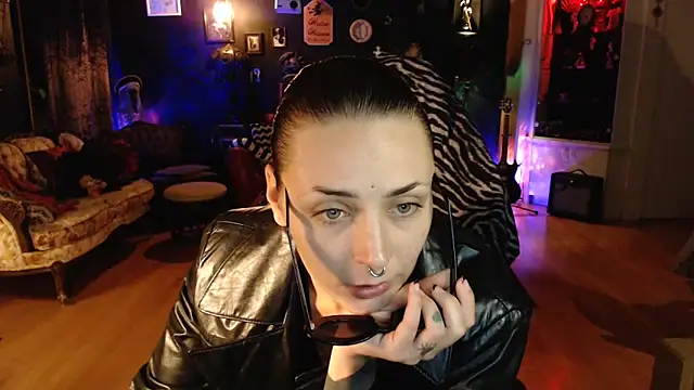 Snapshot of gothstripper chatting on 10-30-25, 11:27 gothstripper online show from 10-30-25, 11:27