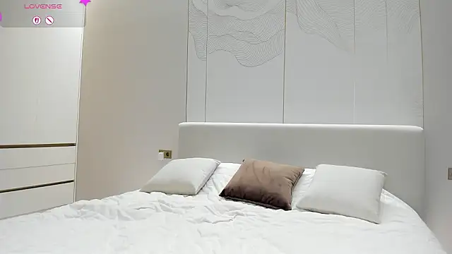 JenniferQueen11 online show from 02-13-26, 04:14