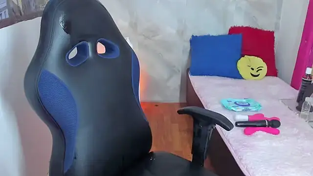 Snapshot of Lunastar02 chatting on 03-14-26, 04:23 Lunastar02 online show from 03-14-26, 04:23