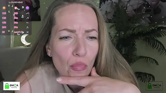 Snapshot of Queenymel chatting on 06-20-26, 04:32 Queenymel online show from 06-20-26, 04:32