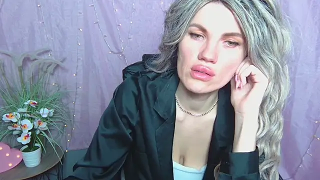 Snapshot of MilaLoona chatting on 04-16-26, 06:47 MilaLoona online show from 04-16-26, 06:47