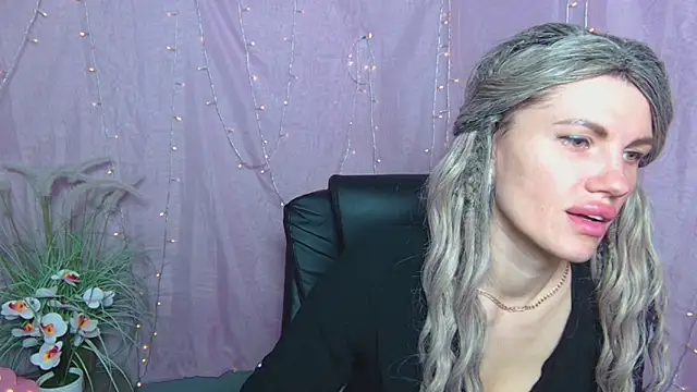 Snapshot of MilaLoona chatting on 04-17-26, 06:05 MilaLoona online show from 04-17-26, 06:05